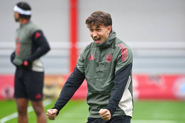 Vorfreude auf Bergamo:Tom BISCHOF (Bayern Muenchen),Jubel,Freude,Begeisterung, Aktion, Abschlusstraining am 17.03.2026. Fussball Champions League,Saison 2025 26, Achtelfinale FC Bayern Muenchen - Atalanta Bergamo am 18.03.2026.