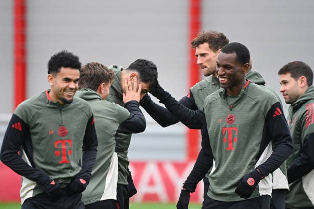 Vorfreude auf Bergamo: v.li:Luis DIAZ (Bayern Muenchen),Tom BISCHOF (Bayern Muenchen),Aleksandar PAVLOVIC (Bayern Muenchen),Leon GORETZKA (Bayern Muenchen),Nicolas JACKSON (Bayern Muenchen),Raphael GUERREIRO (Bayern Muenchen), Abschlusstraining am 17.03.2026. Fussball Champions League,Saison 2025 26, Achtelfinale FC Bayern Muenchen - Atalanta Bergamo am 18.03.2026.