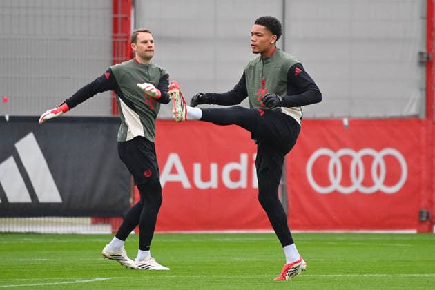 Leonard PRESCOTT, li:Manuel NEUER (Torwart Bayern Muenchen), Aktion, Abschlusstraining am 17.03.2026. Fussball Champions League,Saison 2025 26, Achtelfinale FC Bayern Muenchen - Atalanta Bergamo am 18.03.2026.