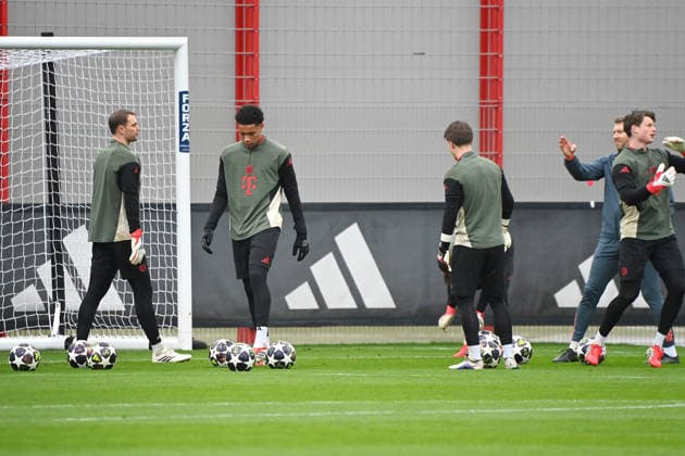 v.liLManuel NEUER (Torwart Bayern Muenchen), Leonard PRESCOTT ,re:Torwart Jonas URBIG (Bayern Muenchen), Abschlusstraining am 17.03.2026. Fussball Champions League,Saison 2025 26, Achtelfinale FC Bayern Muenchen - Atalanta Bergamo am 18.03.2026.