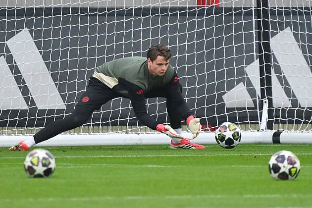 Torwart Jonas URBIG (Bayern Muenchen), Aktion, Abschlusstraining am 17.03.2026. Fussball Champions League,Saison 2025 26, Achtelfinale FC Bayern Muenchen - Atalanta Bergamo am 18.03.2026.