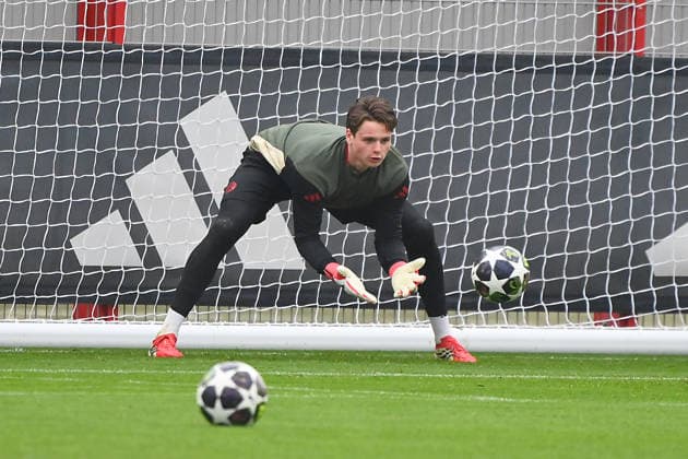 Torwart Jonas URBIG (Bayern Muenchen), Aktion, Abschlusstraining am 17.03.2026. Fussball Champions League,Saison 2025 26, Achtelfinale FC Bayern Muenchen - Atalanta Bergamo am 18.03.2026.