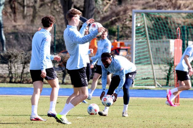DEU, DFL, 2. FBL Hertha BSC, Training, 17.03.2026, Hanns-Braun-Stadion, Berlin, DEU, DFL, 2. FBL Hertha BSC, Training, im Bild Luca Schuler (Hertha BSC Berlin 18) Deyovaisio Zeefuik (Hertha BSC Berlin 42) DFL - regulations prohibit any use of Photographs as image sequences and or quasi-video