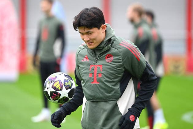 Minjae KIM (FC Bayern Muenchen) am Ball, Aktion,Einzelbild,angeschnittenes Einzelmotiv,Halbfigur,halbe Figur. Abschlusstraining am 17.03.2026. Fussball Champions League,Saison 2025 26, Achtelfinale FC Bayern Muenchen - Atalanta Bergamo am 18.03.2026.