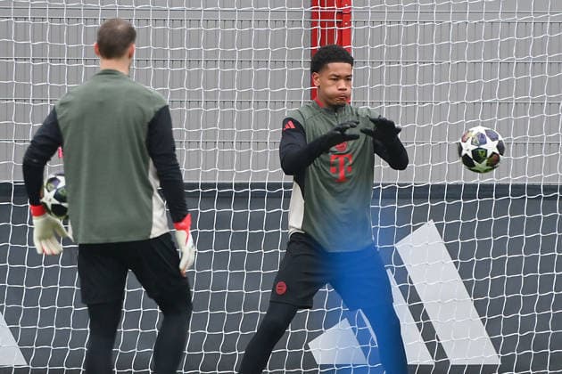 Torwart Leonard PRESCOTT, li:Manuel NEUER (Torwart Bayern Muenchen). Abschlusstraining am 17.03.2026. Fussball Champions League,Saison 2025 26, Achtelfinale FC Bayern Muenchen - Atalanta Bergamo am 18.03.2026.