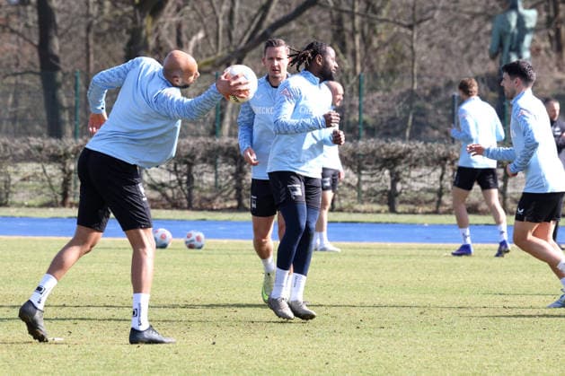 DEU, DFL, 2. FBL Hertha BSC, Training, 17.03.2026, Hanns-Braun-Stadion, Berlin, DEU, DFL, 2. FBL Hertha BSC, Training, im Bild John Anthony Brooks (Hertha BSC Berlin 25), Deyovaisio Zeefuik (Hertha BSC Berlin 42), Paul Seguin (Hertha BSC Berlin 30) DFL - regulations prohibit any use of Photographs as image sequences and or quasi-video