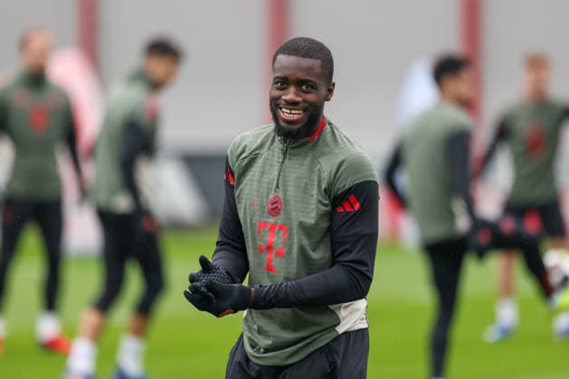 Dayot Upamecano (FC Bayern Muenchen, 02) lacht, hat gute Laune, GER, Abschlusstraining, FC Bayern Muenchen, Fussball, UEFA Champions League, Achtelfinale, Rueckspiel, Saison 2025 2026, 17.03.2026, GER, Abschlusstraining, FC Bayern Muenchen, Fussball, UEFA Champions League, Achtelfinale, Rueckspiel, Saison 2025 2026, 17.03.2026 Muenchen Copyright: xEibner-Pressefoto JennixMaulx EP_JML