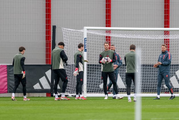 Die Torhueter des FC Bayern Muenchen beim Training, Manuel Neuer (FC Bayern Muenchen, 01) mit Jonas Urbig (FC Bayern Muenchen, 40) und Leo Prescott (FC Bayern Muenchen, 37), mit Jannis Baertl (FC Bayern Muenchen) und Leonard Ruland, GER, Abschlusstraining, FC Bayern Muenchen, Fussball, UEFA Champions League, Achtelfinale, Rueckspiel, Saison 2025 2026, 17.03.2026, GER, Abschlusstraining, FC Bayern Muenchen, Fussball, UEFA Champions League, Achtelfinale, Rueckspiel, Saison 2025 2026, 17.03.2026 Muenchen Copyright: xEibner-Pressefoto JennixMaulx EP_JML