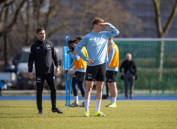 Fussball, Herren, Saison 2025 26, 2. Bundesliga, Hertha BSC, Training, v.l. Trainer Stefan Leitl (Hertha BSC), Luca Schuler (Hertha BSC), 17.03. 2026,