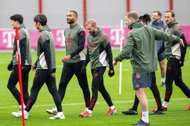 Minjae Kim 3 (FC Bayern Muenchen), Hiroki Ito 21 (FC Bayern Muenchen), Jonathan Tah 4 (FC Bayern Muenchen), Konrad Laimer 27 (FC Bayern Muenchen), Harry Kane 9 (FC Bayern Muenchen) auf dem Weg zur naechsten Traningsstation, Abschlusstraining vor dem UEFA Champions League-Spiel gegen Atalanta Bergamo, Saison 2025 2026 an der Saebener Strasse. 17.03.2026 DFB regulations prohibit any use of photographs as image sequences and or quasi-video Muenchen Bayern Deutschland