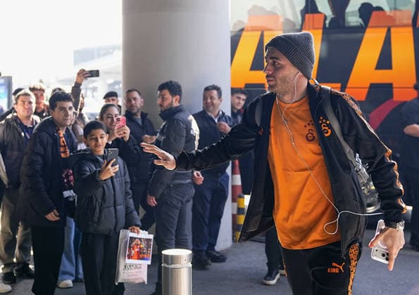 Galatasaray football team departs for UK for the match against Liverpool ISTANBUL, TURKIYE - MARCH 17: Galatasaray player Baris Alper Yilmaz is seen as Galatasaray football team departed from Istanbul Airport on a special flight to UK ahead of their UEFA Champions League last 16 away match against Liverpool, in Istanbul, Turkiye on March 17, 2026. Esra Bilgin Anadolu Istanbul Turkey. Editorial use only. Please get in touch for any other usage.  Copyright: x2026xAnadoluxEsraxBilginx