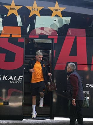 Galatasaray football team departs for UK for the match against Liverpool ISTANBUL, TURKIYE - MARCH 17: Galatasaray player Lucas Torreira is seen as Galatasaray football team departed from Istanbul Airport on a special flight to UK ahead of their UEFA Champions League last 16 away match against Liverpool, in Istanbul, Turkiye on March 17, 2026. Esra Bilgin Anadolu Istanbul Turkey. Editorial use only. Please get in touch for any other usage.  Copyright: x2026xAnadoluxEsraxBilginx