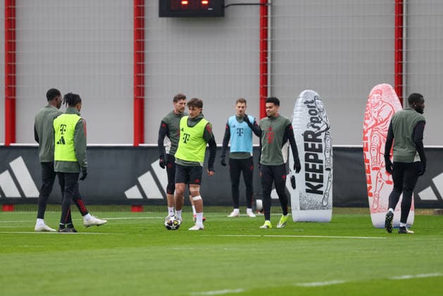 Trainingsspiel, Tom Bischof (FC Bayern Muenchen, 20) mit Michael Olise (FC Bayern Muenchen, 17) und Nicolas Jackson (FC Bayern Muenchen, 11), mit Leon Goretzka (FC Bayern Muenchen, 08) und Luis Diaz (FC Bayern Muenchen, 14) und Josip Stanisic (FC Bayern Muenchen, 44), mit Dayot Upamecano (FC Bayern Muenchen, 02), GER, Abschlusstraining, FC Bayern Muenchen, Fussball, UEFA Champions League, Achtelfinale, Rueckspiel, Saison 2025 2026, 17.03.2026, GER, Abschlusstraining, FC Bayern Muenchen, Fussball, UEFA Champions League, Achtelfinale, Rueckspiel, Saison 2025 2026, 17.03.2026 Muenchen Copyright: xEibner-Pressefoto JennixMaulx EP_JML