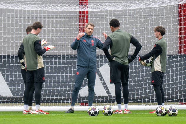 Torwarttrainer Michael Rechner (FC Bayern Muenchen) im Gespraech mit den Torwarten, Abschlusstraining vor dem UEFA Champions League-Spiel gegen Atalanta Bergamo, Saison 2025 2026 an der Saebener Strasse. 17.03.2026 DFB regulations prohibit any use of photographs as image sequences and or quasi-video Muenchen Bayern Deutschland