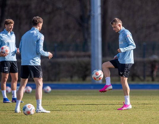 Fussball, Herren, Saison 2025 26, 2. Bundesliga, Hertha BSC, Training, v.l. Marton Dardai (Hertha BSC), Pascal Klemens (Hertha BSC), Marten Winkler (Hertha BSC), 17.03. 2026,