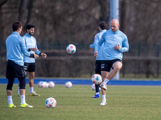 Fussball, Herren, Saison 2025 26, 2. Bundesliga, Hertha BSC, Training, v.l. Michal Karbownik (Hertha BSC), Kevin Sessa (Hertha BSC), Toni Leistner (Hertha BSC), 17.03. 2026,