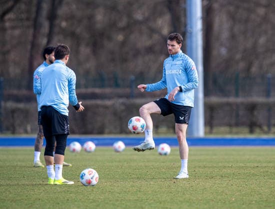 Fussball, Herren, Saison 2025 26, 2. Bundesliga, Hertha BSC, Training, v.l. Michal Karbownik (Hertha BSC), Pascal Klemens (Hertha BSC), 17.03. 2026,
