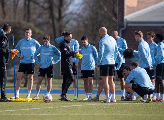 Fussball, Herren, Saison 2025 26, 2. Bundesliga, Hertha BSC, Training, v.l. Niklas Kolbe (Hertha BSC), Leon Jensen (Hertha BSC), Trainer Stefan Leitl (Hertha BSC), Josip Brekalo (Hertha BSC), Toni Leistner (Hertha BSC), John Anthony Brooks (Hertha BSC), Dawid Kownacki (Hertha BSC), Jeremy Dudziak (Hertha BSC), Julian Eitschberger (Hertha BSC), Sebastian Grönning (Hertha BSC), Boris Mamuzah Lum (Hertha BSC), 17.03. 2026,