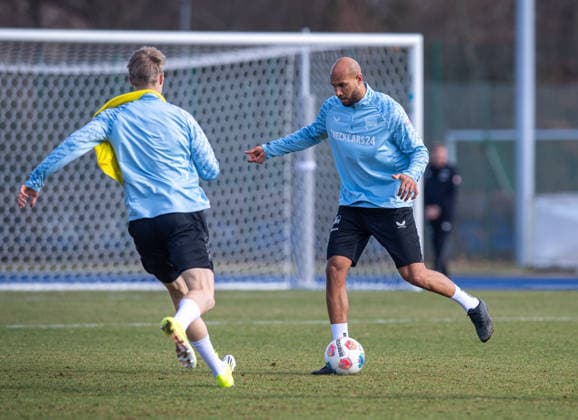 Fussball, Herren, Saison 2025 26, 2. Bundesliga, Hertha BSC, Training, v.l. Luca Schuler (Hertha BSC), John Anthony Brooks (Hertha BSC), 17.03. 2026,