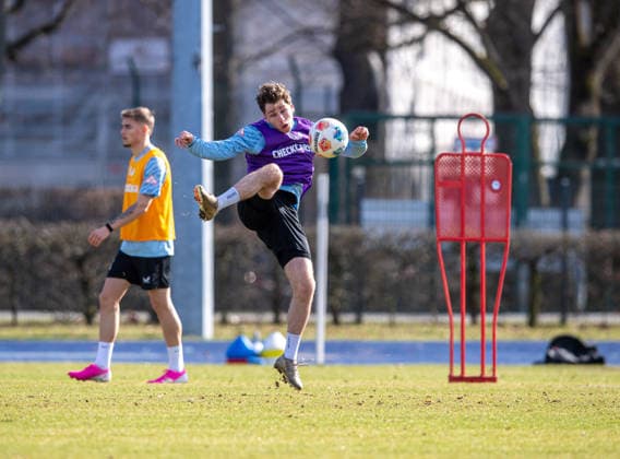 Fussball, Herren, Saison 2025 26, 2. Bundesliga, Hertha BSC, Training, v.l. Marten Winkler (Hertha BSC), Leon Jensen (Hertha BSC), 17.03. 2026,