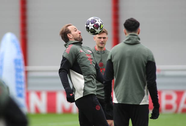 Fussball, Herren, Champions League, Saison 2025 2026, FC Bayern München, Abschlusstraining Harry Kane (FC Bayern München) mit Blick auf den Ball
