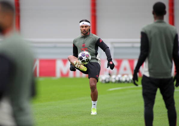 Fussball, Herren, Champions League, Saison 2025 2026, FC Bayern München, Abschlusstraining Serge Gnabry (FC Bayern München) spielt einen Ball