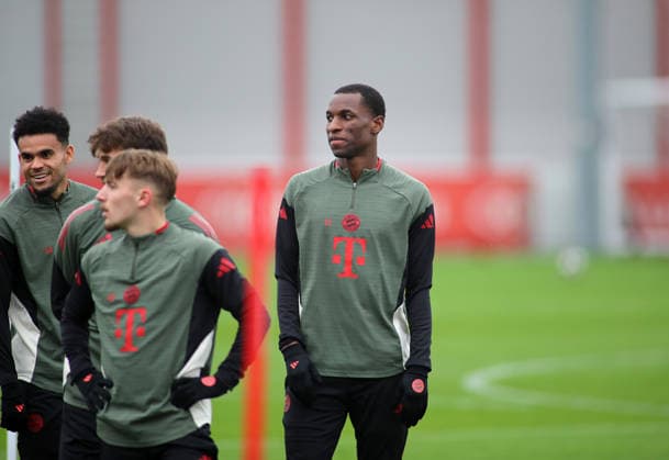 Fussball, Herren, Champions League, Saison 2025 2026, FC Bayern München, Abschlusstraining Nicolas Jackson (FC Bayern München) stehend mit Blick nach rechts
