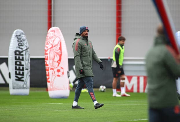 Fussball, Herren, Champions League, Saison 2025 2026, FC Bayern München, Abschlusstraining Vincent Kompany, Trainer (FC Bayern München) geht über den Trainingsplatz