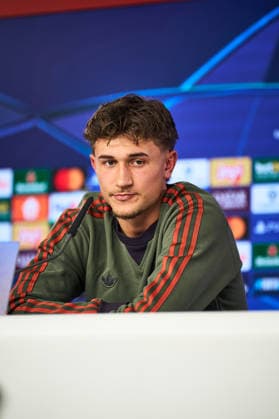20 Tom Bischof, Portraet, Portrait, Fussball offizielle Pressekonferenz vor dem UCL-Spiel gegen Atalanta BC FC Bayern -Atalanta Bergamo BC München 17.03.2026 Trainingsgelände, Säbenerstr.