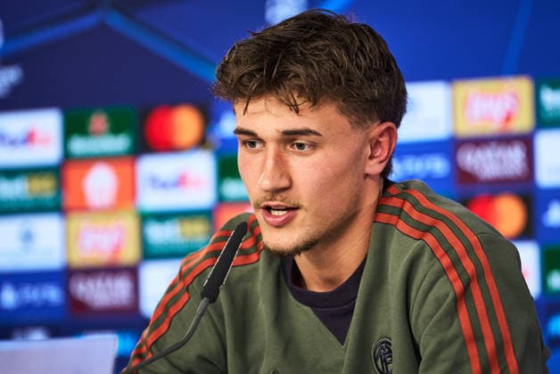 20 Tom Bischof, Portraet, Portrait, Fussball offizielle Pressekonferenz vor dem UCL-Spiel gegen Atalanta BC FC Bayern -Atalanta Bergamo BC München 17.03.2026 Trainingsgelände, Säbenerstr.
