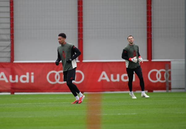Fussball, Herren, Champions League, Saison 2025 2026, FC Bayern München, Abschlusstraining Leonard Prescott (FC Bayern München) (li.) beim Laufen, hier mit Manuel Neuer (FC Bayern München) (re.)