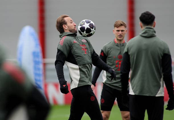 Fussball, Herren, Champions League, Saison 2025 2026, FC Bayern München, Abschlusstraining Harry Kane (FC Bayern München) nimmt einen Ball mit der Brust an, Blick auf den Ball