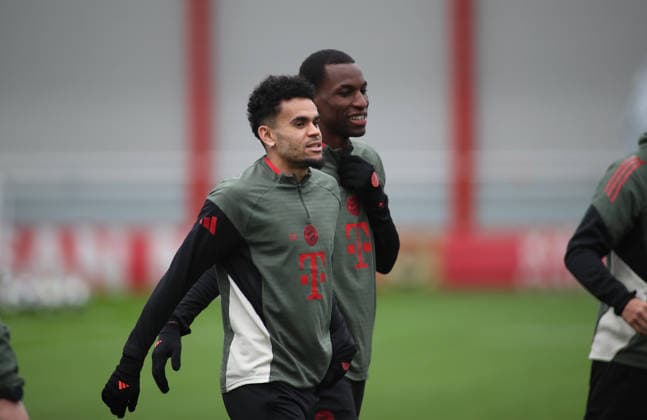 Fussball, Herren, Champions League, Saison 2025 2026, FC Bayern München, Abschlusstraining Luis Diaz (FC Bayern München) (li.) mit Nicolas Jackson (FC Bayern München) (re.) gehend