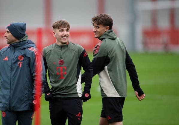 Fussball, Herren, Champions League, Saison 2025 2026, FC Bayern München, Abschlusstraining Lennart Karl (FC Bayern München) (li.) mit Tom Bischof (FC Bayern München) (re.) gut gelaunt, spässchen