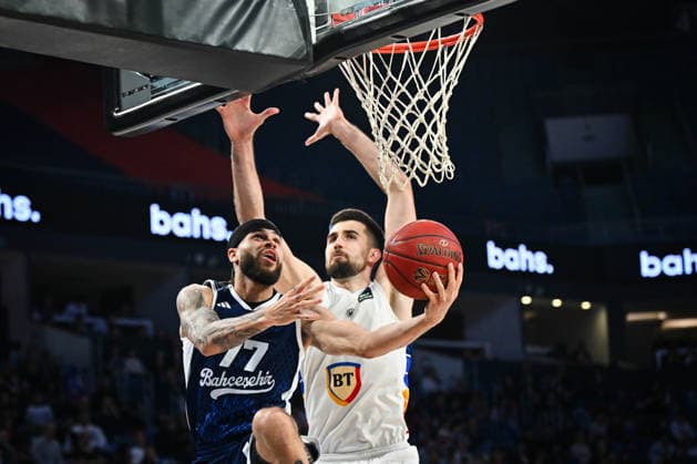 Bahcesehir Koleji v U-BT Cluj-Napoca - BKT EuroCup ISTANBUL, TURKIYE - MARCH 17: Bahcesehir Koleji’s Hunter Hale (L) and U-BT Cluj-Napoca’s Dusan Miletic (R) in action during the BKT EuroCup quarterfinal basketball match at Sinan Erdem Sports Hall in Istanbul, Turkiye, on March 17, 2026. Cem Tekkesinoglu Anadolu Istanbul Turkey. Editorial use only. Please get in touch for any other usage.  Copyright: x2026xAnadoluxCemxTekkesinoglux