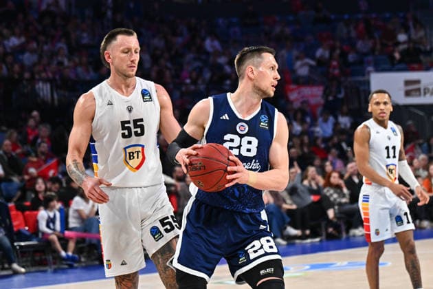 Bahcesehir Koleji v U-BT Cluj-Napoca - BKT EuroCup ISTANBUL, TURKIYE - MARCH 17: Bahcesehir Koleji’s Mateusz Ponitka (28) and U-BT Cluj-Napoca’s Mitchell Creek (55) in action during the BKT EuroCup quarterfinal basketball match at Sinan Erdem Sports Hall in Istanbul, Turkiye, on March 17, 2026. Cem Tekkesinoglu Anadolu Istanbul Turkey. Editorial use only. Please get in touch for any other usage.  Copyright: x2026xAnadoluxCemxTekkesinoglux
