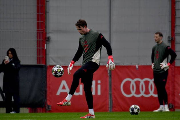 17.03.2026, FC Bayern Training Center, München, Training FC Bayern München , im Bild Abschlusstraining des FC Bayern München vor dem Championsleague Rückspiel gegen Atalanta Bergamo, Torwart Jonas Urbig (München), Torwart Manuel Neuer (München) (Photo by Midori Ikenouchi Hasan Bratic DeFodi Images) -