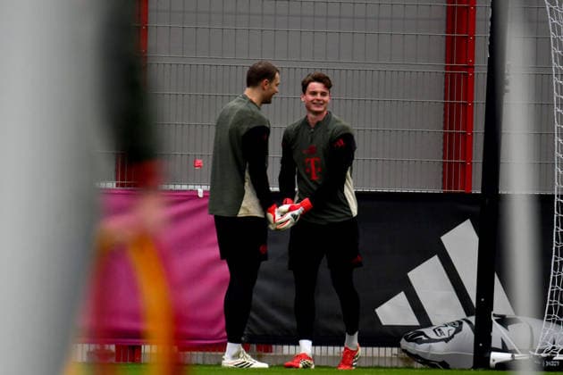 17.03.2026, FC Bayern Training Center, München, Training FC Bayern München , im Bild Abschlusstraining des FC Bayern München vor dem Championsleague Rückspiel gegen Atalanta Bergamo, Torwart Manuel Neuer (München), Torwart Jonas Urbig (München) (Photo by Midori Ikenouchi Hasan Bratic DeFodi Images) -