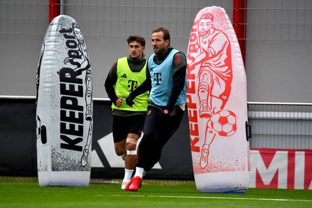 17.03.2026, FC Bayern Training Center, München, Training FC Bayern München , im Bild Abschlusstraining des FC Bayern München vor dem Championsleague Rückspiel gegen Atalanta Bergamo, Harry Kane (München), Tom Bischof (München) (Photo by Midori Ikenouchi Hasan Bratic DeFodi Images) -