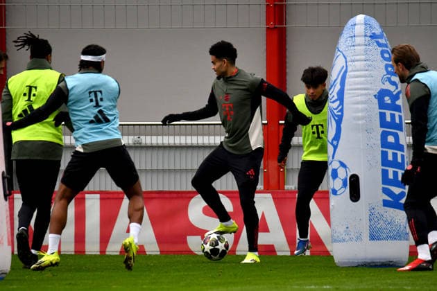 17.03.2026, FC Bayern Training Center, München, Training FC Bayern München , im Bild Abschlusstraining des FC Bayern München vor dem Championsleague Rückspiel gegen Atalanta Bergamo, Michael Olise (München), Serge Gnabry (München) (Photo by Midori Ikenouchi Hasan Bratic DeFodi Images) -