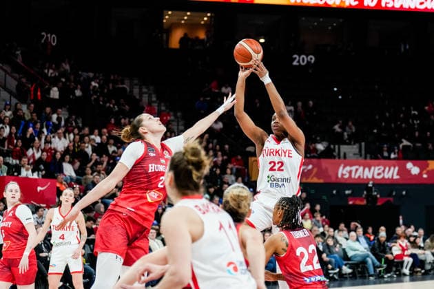 Turkiye v Hungary - Women s World Cup 2026 Qualifier Kennedy Burke of Turkey competes with Yvonne Turner of Hungary during the Women s World Cup 2026 Qualifier between Turkey and Hungary at Turkcell Basketball Development Center on March 17, 2026, in Istanbul, Turkey. Istanbul Istanbul Turkey  Copyright: xYagizxGurtugx originalFilename:gurtug-turkiyev260317_npWZ5.jpg