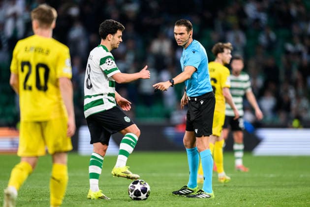 260317 Pedro Goncalves of Sporting and referee Sandro Schärer during the UEFA Champions League football match between Sporting CP and Bodo Glimt on March 17, 2026 in Lisbon. Photo: Marius Simensen BILDBYRAN COP 238 MM0063 bbeng football fotball fotboll soccer uefa champions league mesterligaen bodo glimt sporting clube de portugal sporting lisboa sporting lisbon sporting cp Copyright: MARIUSxSIMENSEN BB260317BB678