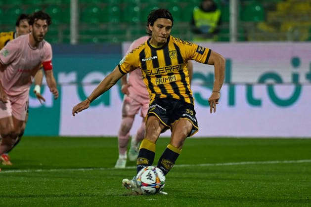 Giuseppe Leone (S.S. Juve Stabia) scores a goal during the Italian Serie BKT match between Palermo F.C. vs S.S. Juve Stabia 17th March 2026 at the Renzo Barbera stadium in Palermo, Italy  Copyright: xVincenzoxOrlando IPAxSportx xipa-agency.netx xx IPA_73044826 IPA_Agency_IPA73044826