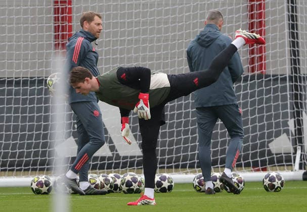 17.03.2026, FC Bayern Training, Saebenerstrasse Muenchen, Fussball, im Bild: Michael Rechner (FC Bayern Muenchen), Jonas Urbig (FC Bayern Muenchen) und Andreas Roessl (FC Bayern Muenchen)