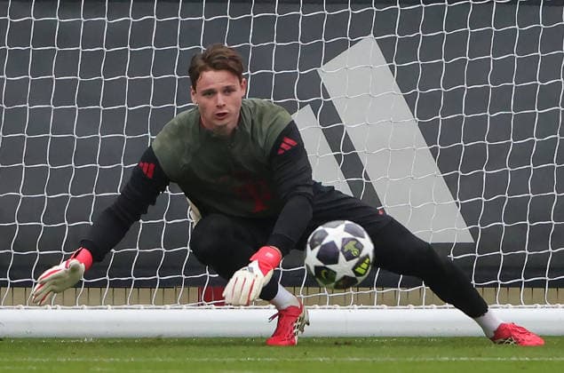 17.03.2026, FC Bayern Training, Saebenerstrasse Muenchen, Fussball, im Bild: Jonas Urbig (FC Bayern Muenchen)