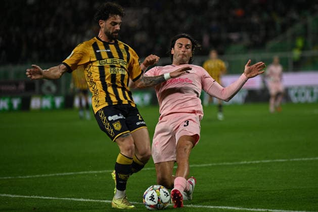 Manuel Ricciardi (S.S. Juve Stabia) in action against Tommaso Augello (Palermo F.C.) during the Italian Serie BKT match between Palermo F.C. vs S.S. Juve Stabia 17th March 2026 at the Renzo Barbera stadium in Palermo, Italy  Copyright: xVincenzoxOrlando IPAxSportx xipa-agency.netx xx IPA_73046403 IPA_Agency_IPA73046403