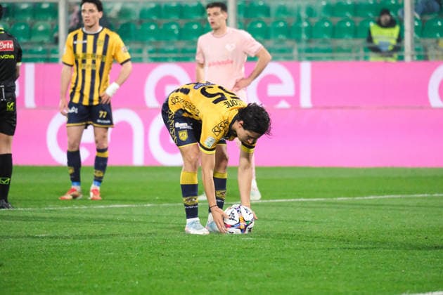 CALCIO - Serie B - Palermo FC vs SS Juve Stabia Palermo, Italy, 17 March 2026. Renzo Barbera Stadium, Palermo vs Juve Stabia, match valid for the 2025 2026 Serie B championship. In the photo: Giuseppe Leone (SS Juve Stabia) is preparing to take the penalty kick Palermo Italy  Copyright: xIPAxSport ABACAx