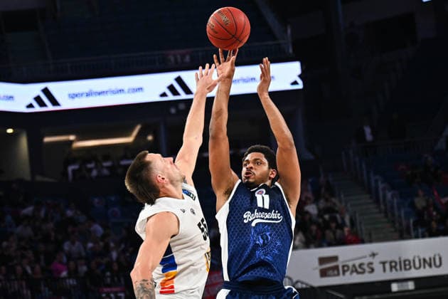 Bahcesehir Koleji v U BT Cluj Napoca - BKT EuroCup ISTANBUL, TURKIYE - MARCH 17: Bahcesehir Koleji player Matt Mitchell (11) and U BT Cluj Napoca player Mitchell Creek (L) compete for the ball during the BKT EuroCup quarter final basketball match between Bahcesehir Koleji and U BT Cluj Napoca at Sinan Erdem Sports Hall in Istanbul, Turkiye on March 17, 2026. Cem Tekkesinoglu Anadolu Istanbul Turkey. Editorial use only. Please get in touch for any other usage.  Copyright: x2026xAnadoluxCemxTekkesinoglux