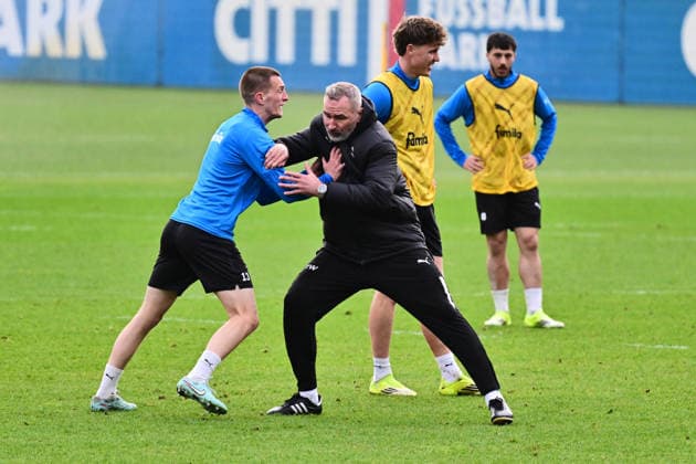 17.03.2026, Fußball, Herren, 2.BL, Saison 2025 2026, öffentliches Training Holstein Kiel, KSV Trainer Tim Walter gegen Ivan Nekic Kiel, Projensdorf Trainingsplatz, Rasenplatz Proje Schleswig-Holstein Deutschland *** 17 03 2026, Football, Men, 2 BL, Season 2025 2026, public training Holstein Kiel, KSV coach Tim Walter against Ivan Nekic Kiel, Projensdorf training ground, grass pitch Proje Schleswig Holstein Germany
