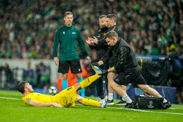 Football, Champions League 2025 2026 Sporting Lisbon Bodo Glimt Lisbon, Portugal 20260317 Fredrik Bjorkan gets help from the sidelines during the football match in the Champions League between Sporting Lisboa and Bodo Glimt at Estadio JosÃ Alvalade Photo Fredrik Varfjell NTB Lisboa Portugal EDITORIAL USE ONLY RESTRICTED USE FOR BETTING COMPANIES  Copyright: xFredrikxVarfjellx xNTBx